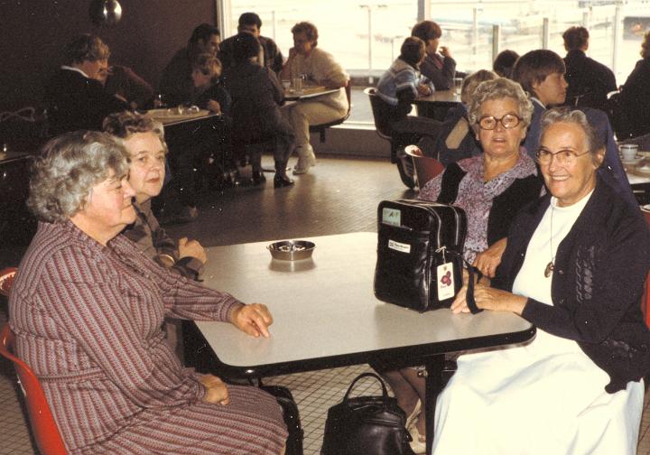 Marie Lena To Jana - Schiphol 1985.jpg